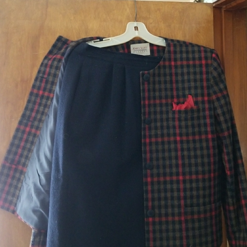 Ladies suit - Picture 2 of 3